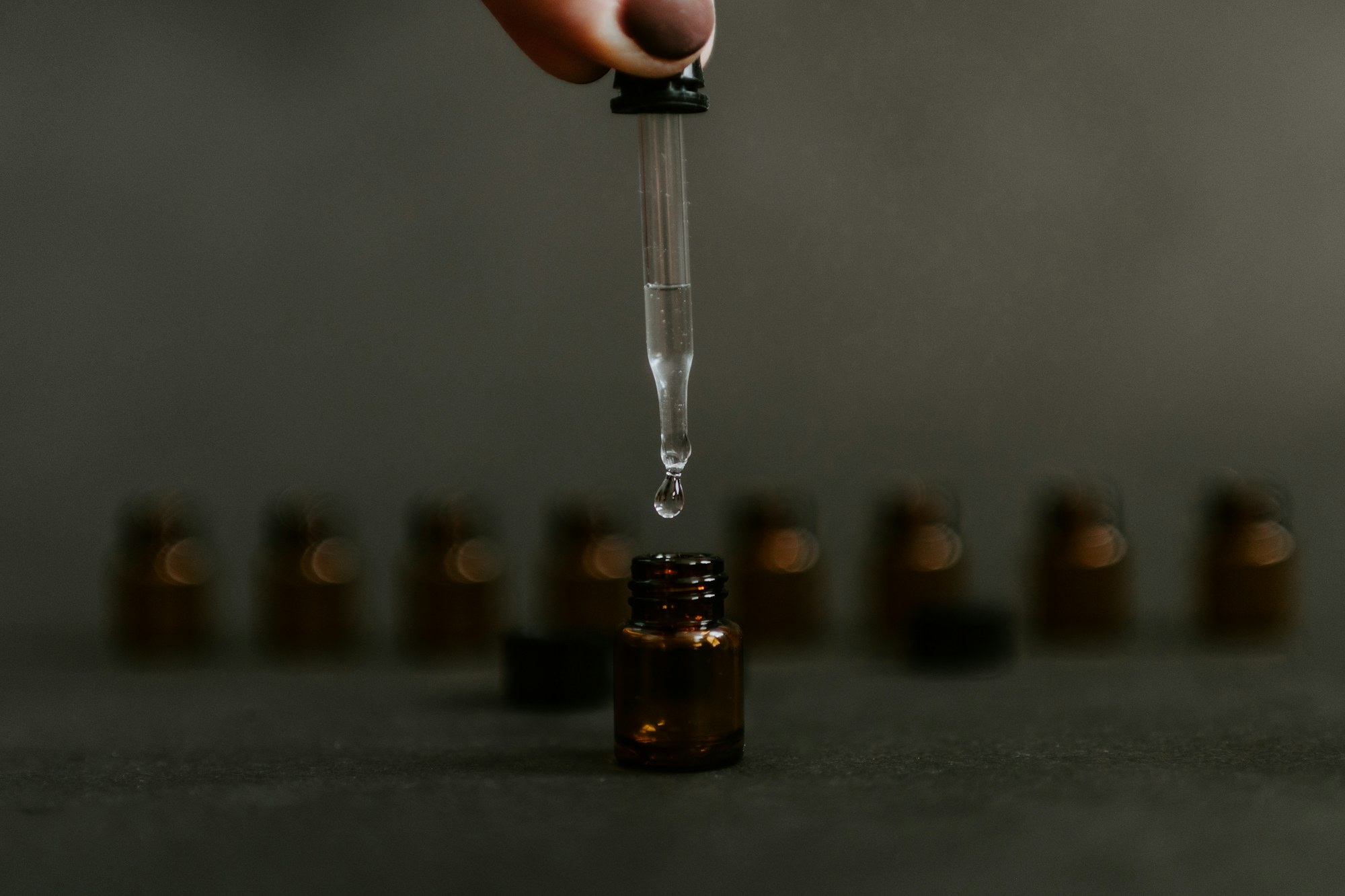 Gota de extracto cayendo de una pipeta